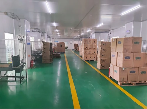 Fertige Faltschachteln für den Versand in der XGolden-Verpackungsfabrik sortiert